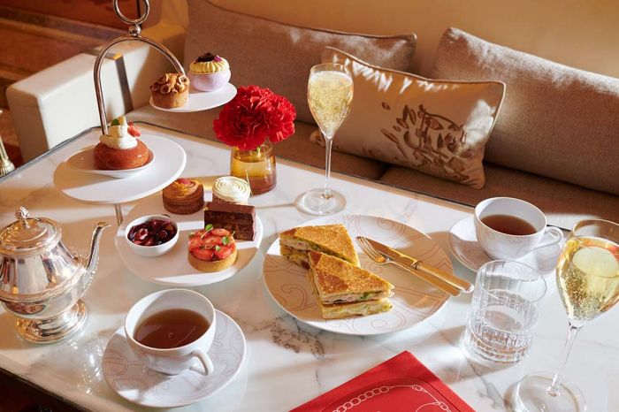 La Galerie茶时间，精选Angelo Musa的招牌糕点，传统的俱乐部三明治，茶和香槟，设置在大理石桌子上，酒店广场Athénée，巴黎