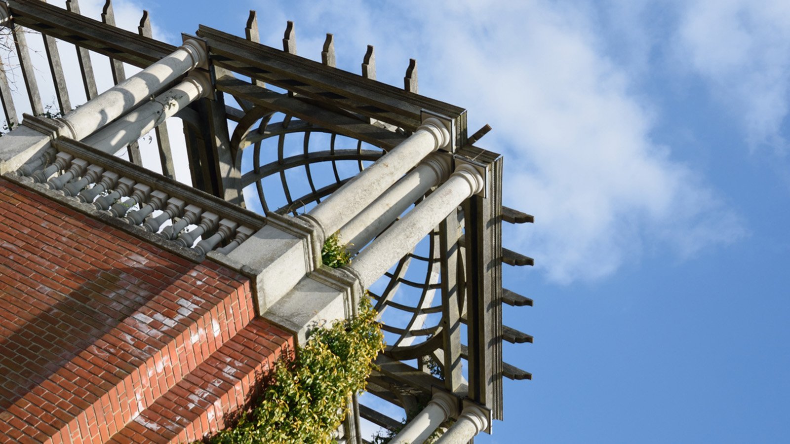 在一个晴朗的日子里，从汉普斯特德山花园(Hampstead HIll Garden)和凉棚(Pergola)仰望一座建筑