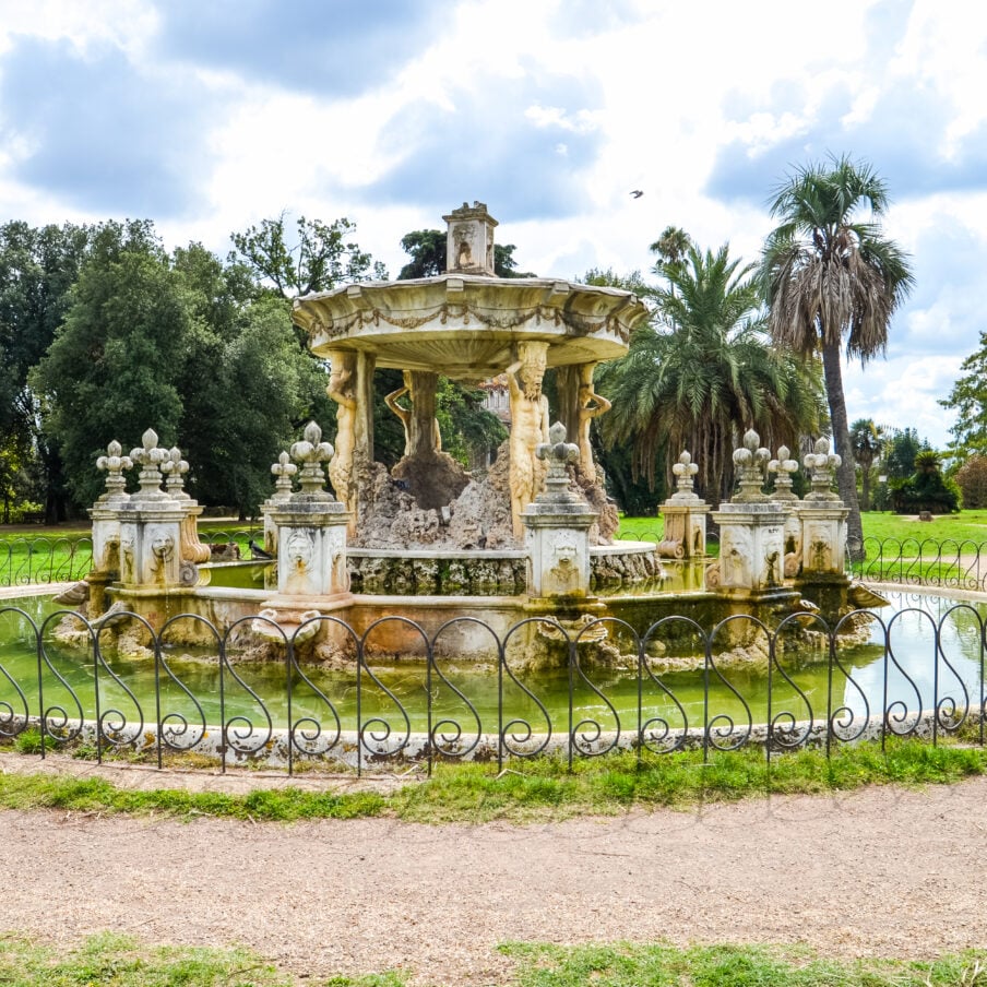 在Villa Doria-Pamphili罗马古董喷泉©Shutterstock - Greentellect工作室