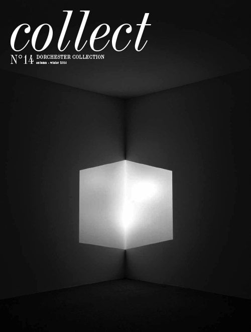 为了拍摄《收藏》杂志的封面，一个灯箱照亮了一个黑暗盒子的内部