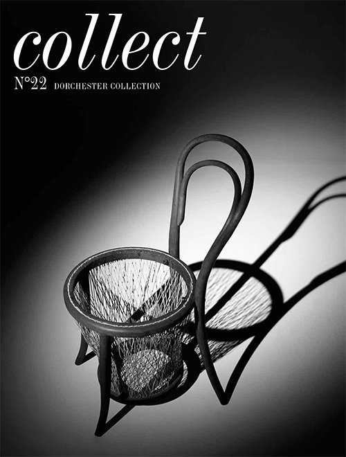 《收藏》杂志第22版的封面上有一把像篮球网一样的柳条椅子，从下面点燃