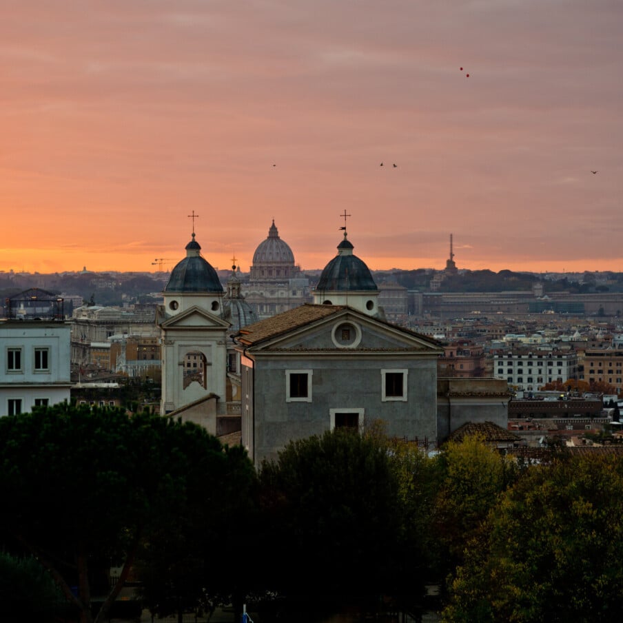 从伊甸园酒店的屋顶俯瞰日落时分的罗马