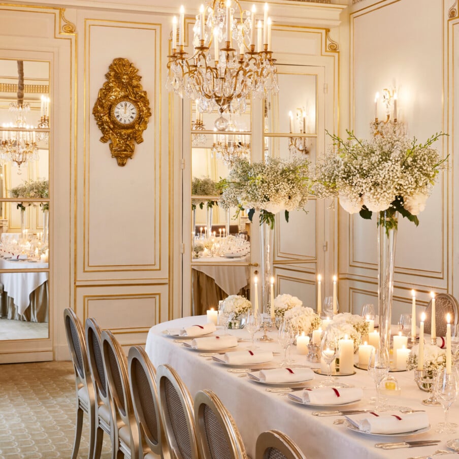 沙龙装饰着白色的鲜花和蜡烛放在白色的桌子上