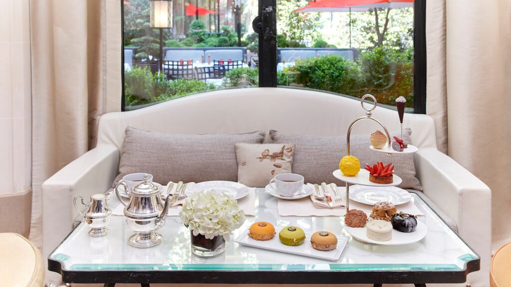 下午茶在巴黎广场Athenee设立的窗口