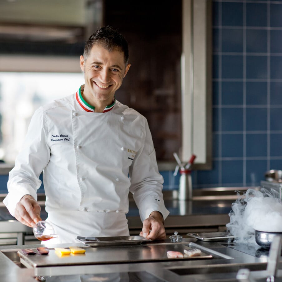Fabio Ciervo的肖像，行政总厨，烹饪在他的厨房在酒店伊甸园，罗马