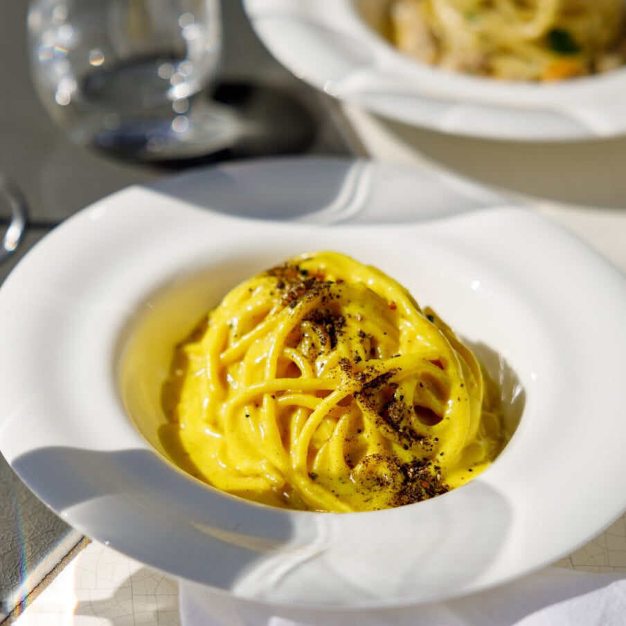 在伊登酒店的Il Giardino Ristorante，罗马，卡西奥佩佩与羊乳干酪，黑胡椒和姜黄
