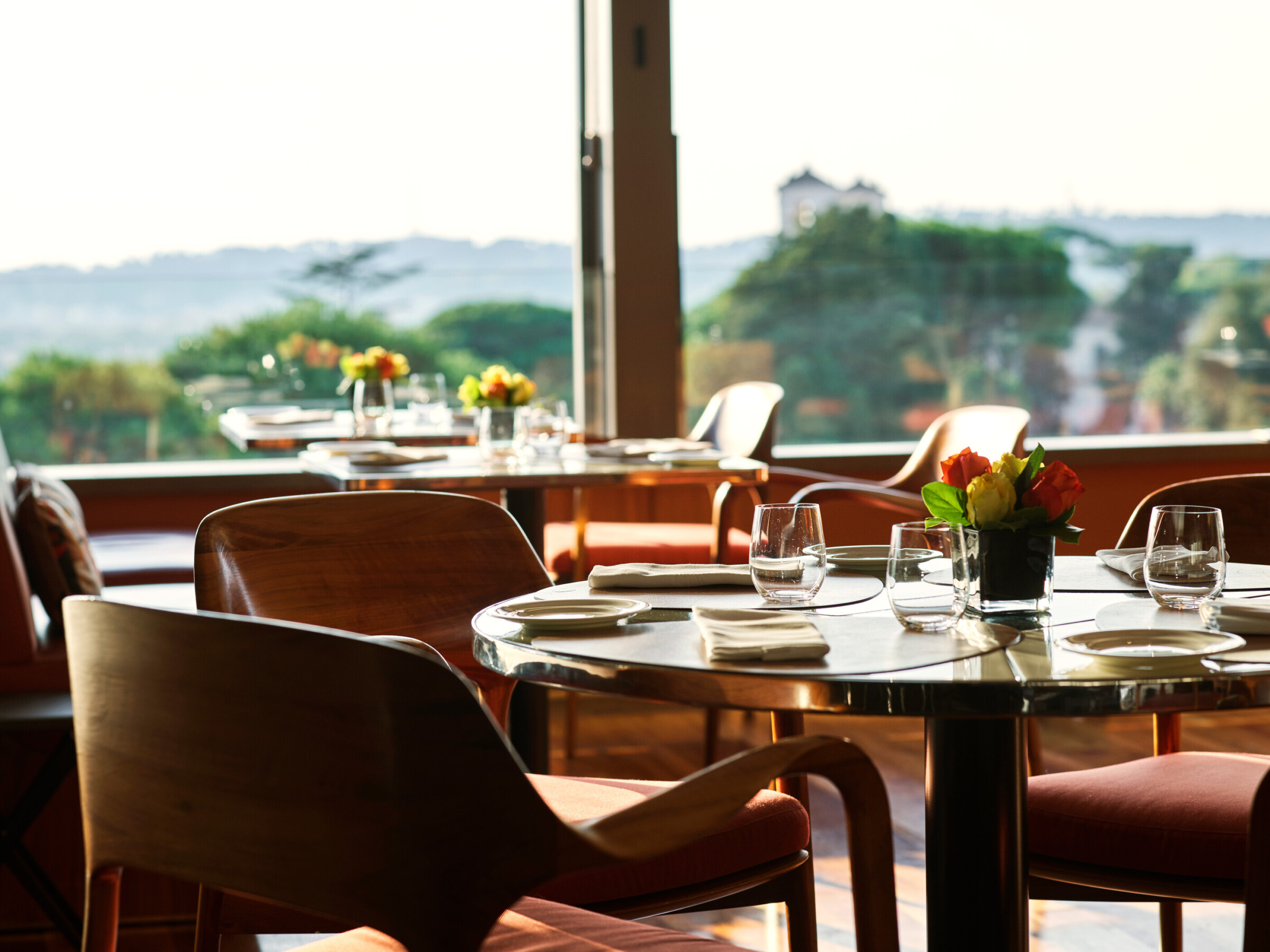 Il Giardino餐厅内部的椅子和桌子与罗马的观点，酒店伊甸园