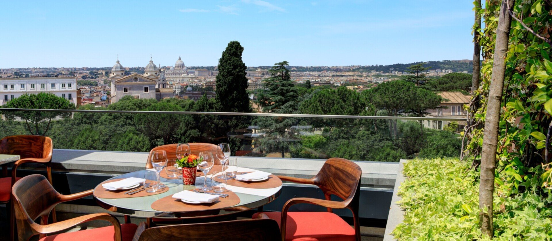 Il Giardino Ristorante阳光室外露台与罗马伊甸园酒店的观点