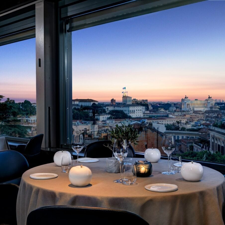 在La Terrazza餐厅靠窗的桌子，黄昏时可以看到罗马，伊甸园酒店