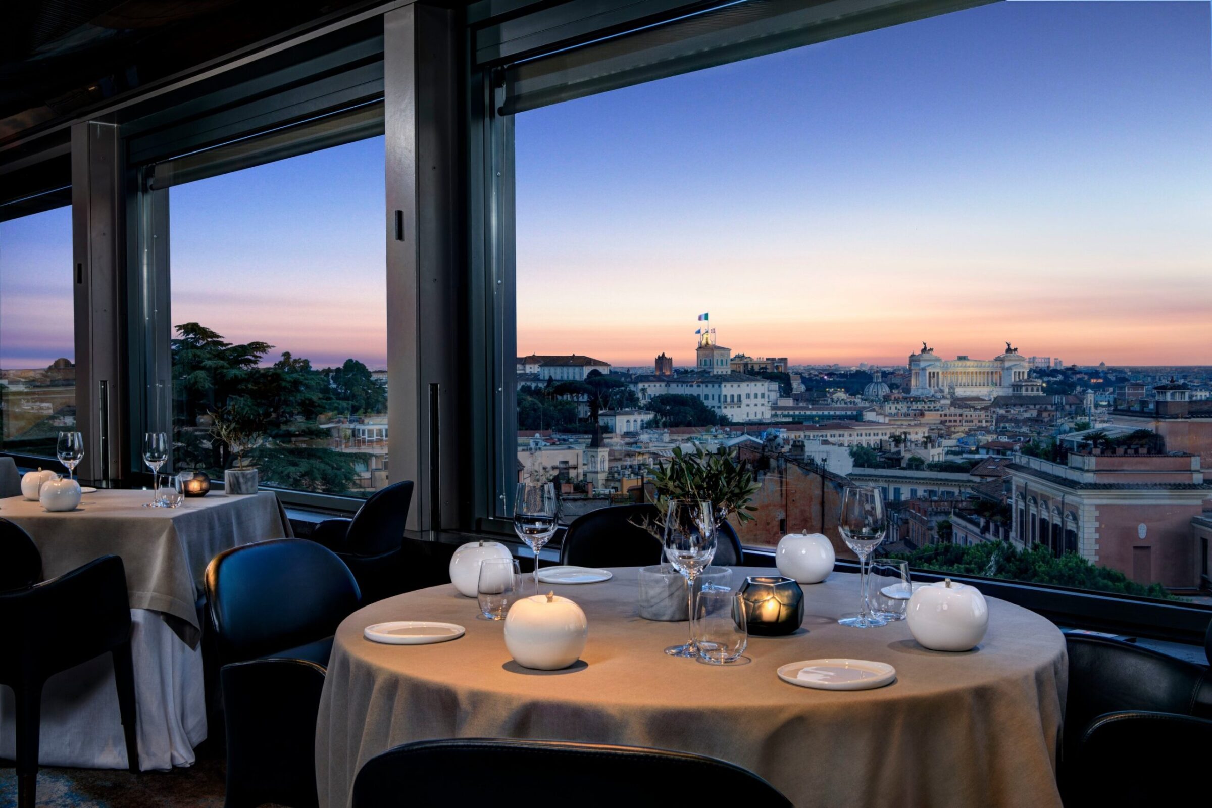 在La Terrazza餐厅靠窗的桌子，黄昏时可以看到罗马，伊甸园酒店