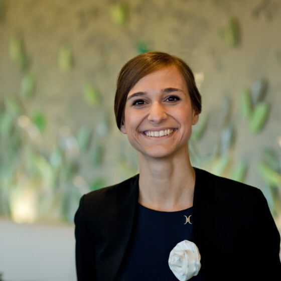 画像Chiara Vattani，女主人主管，微笑在Il Giardino餐厅在酒店伊甸园，罗马