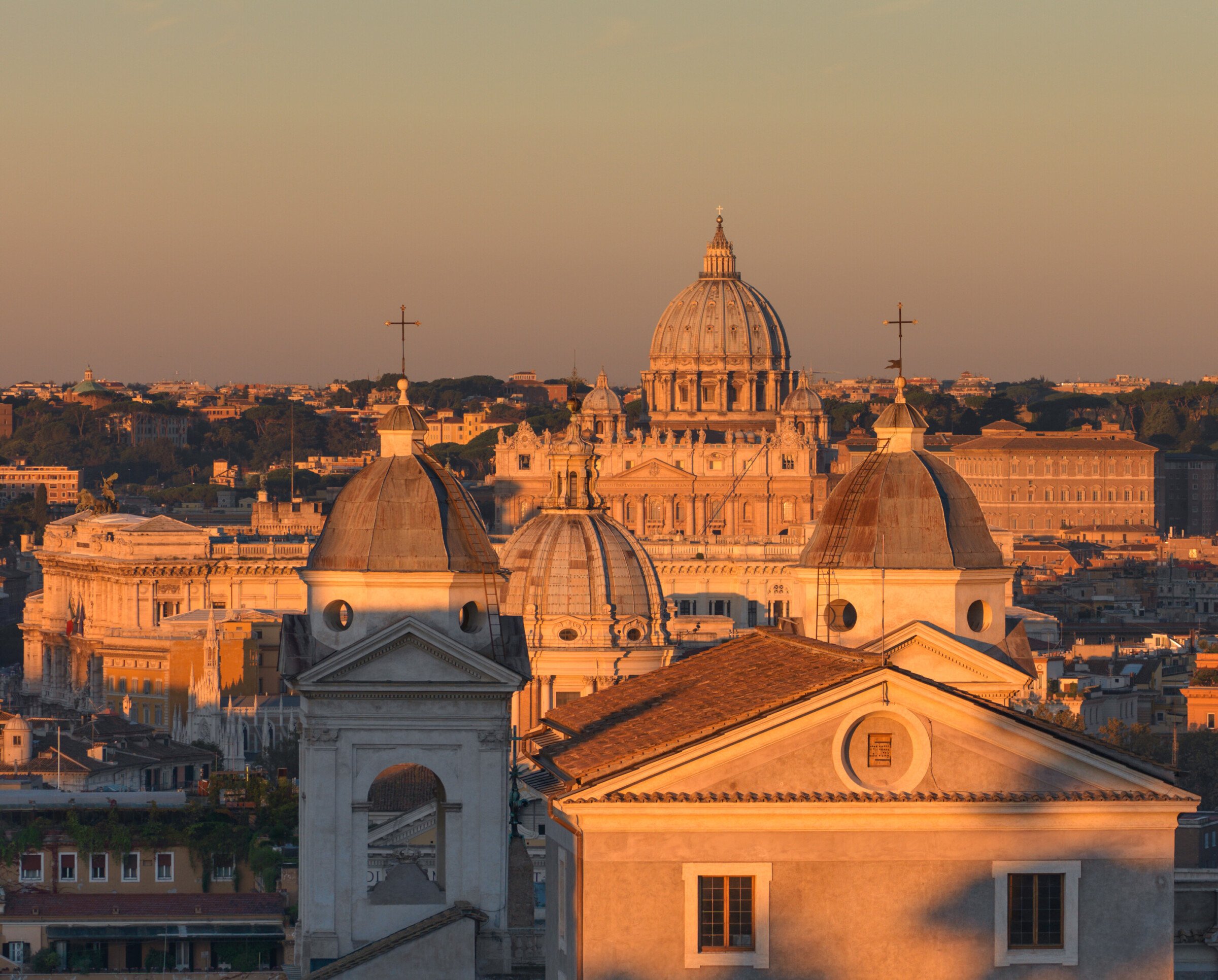 罗马和圣彼得大教堂的日落美景