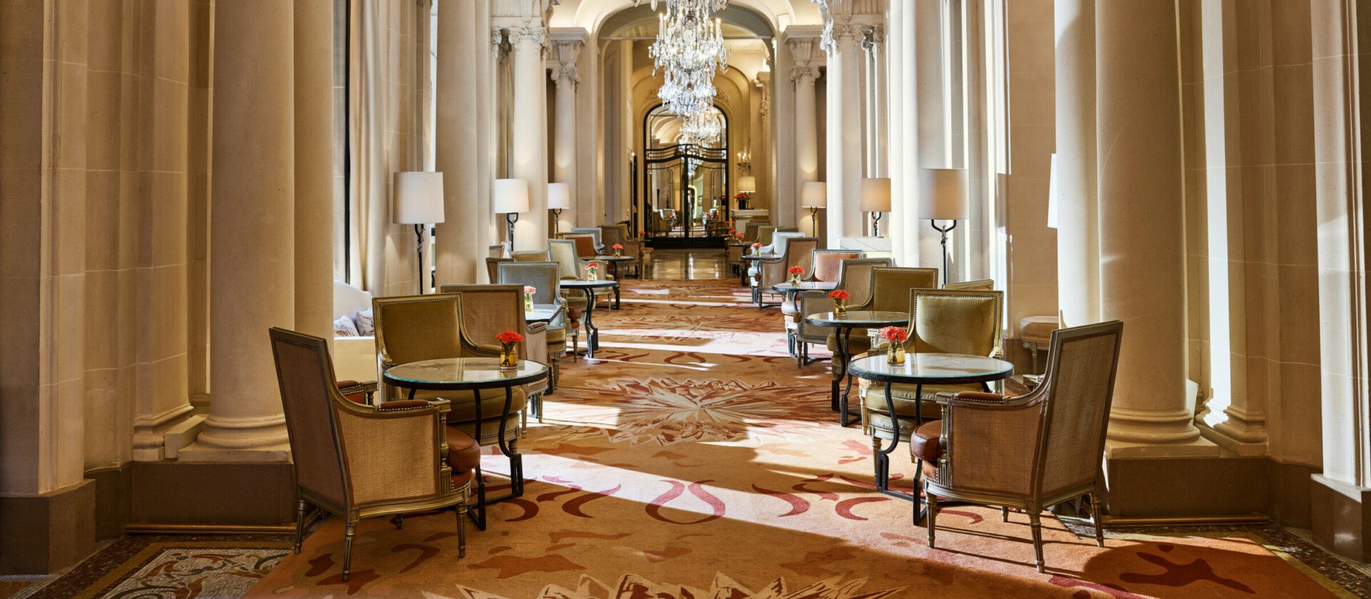 La Galerie餐厅走廊，其吊灯和设置的桌子，在酒店广场Athénée，巴黎