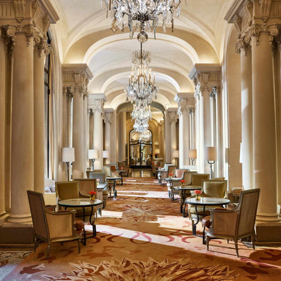 La Galerie餐厅走廊，其吊灯和设置的桌子，在酒店广场Athénée，巴黎