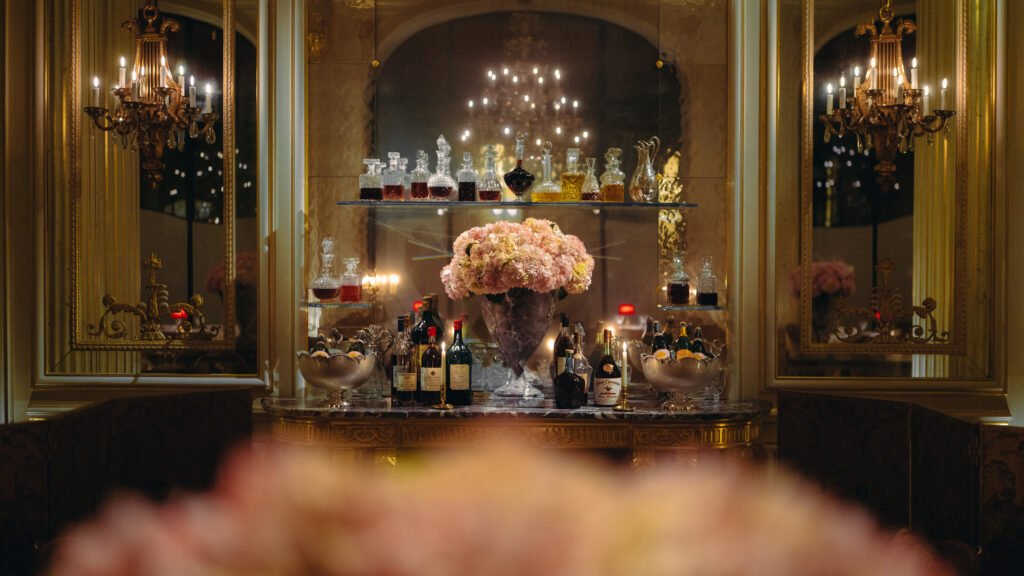 图像显示了琼伊伯特盟Athenee广场的餐厅,重点是酒精酒吧。