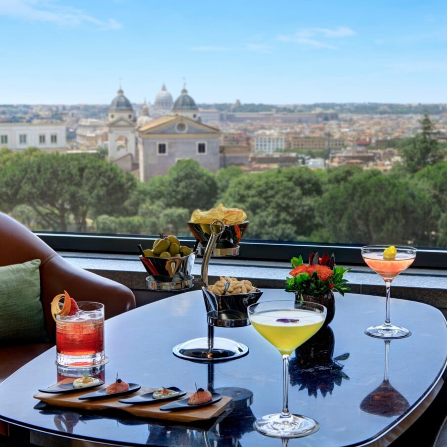 在Il Giardino酒吧，酒店伊甸园，鸡尾酒和罗马餐前酒时间的观点