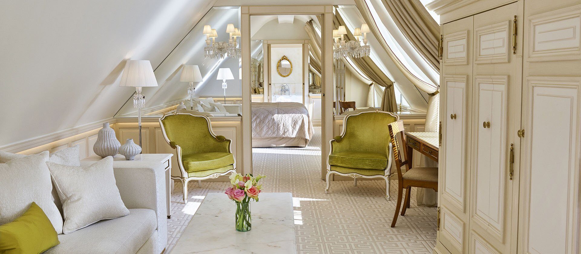 La Parisienne套房和白色和黄色内饰的Le Meurice套房