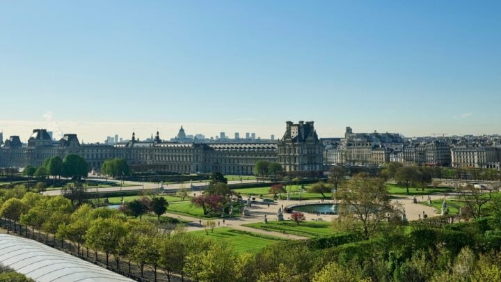 在Le Meurice的Belle Etoile顶层套房的露台上欣赏巴黎的天际线