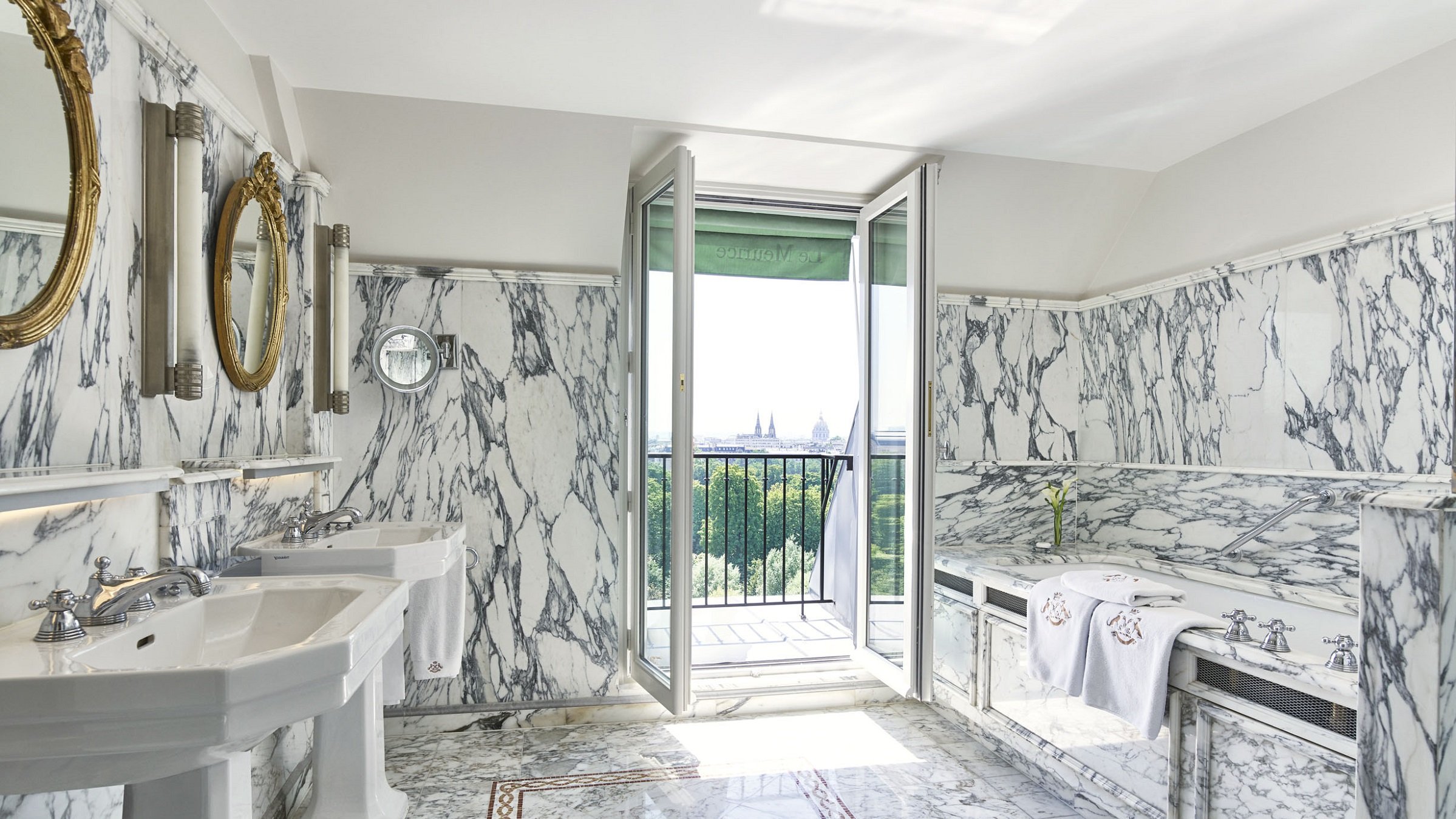 Le Meurice Paris酒店的行政套房浴室