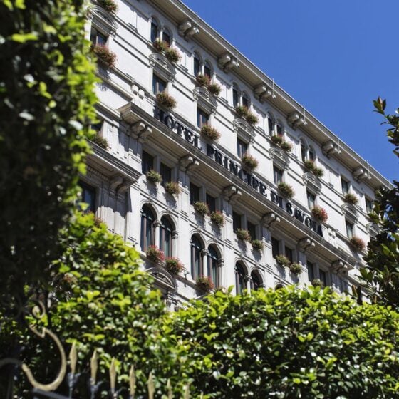 白天从广场上看到的Hotel Principe di Savoia外部标志