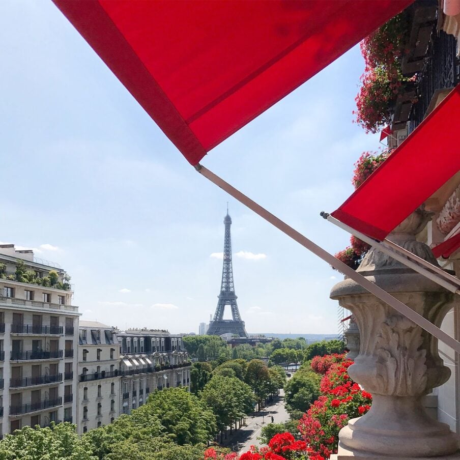 俯瞰蒙田大道和埃菲尔铁塔的巴黎广场酒店