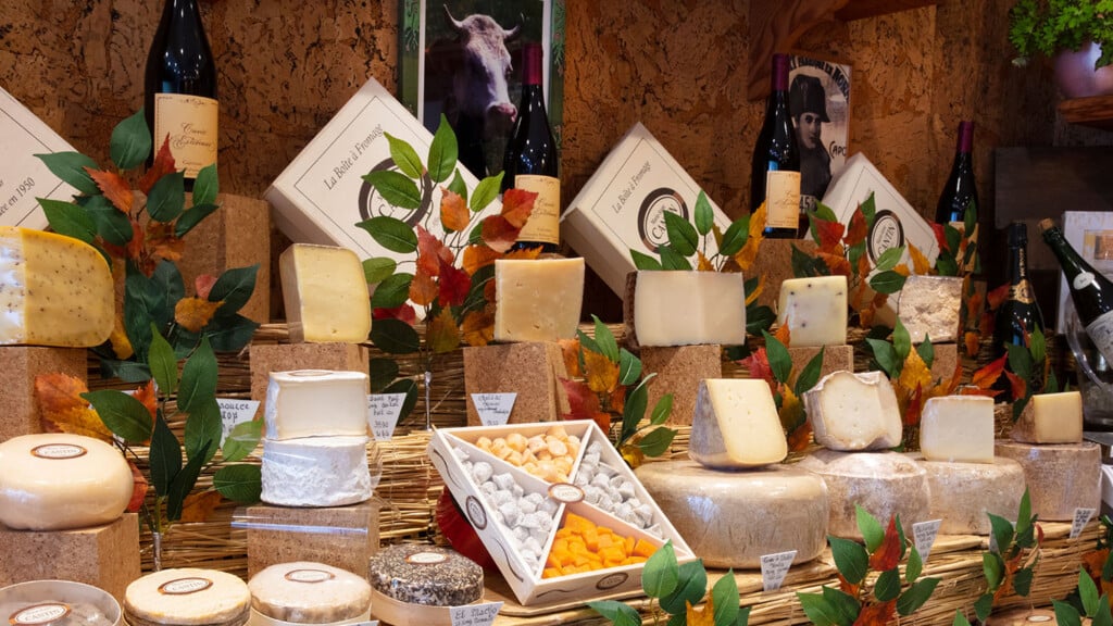 图像显示了几种不同类型的奶酪从巴黎最好的干酪商之一