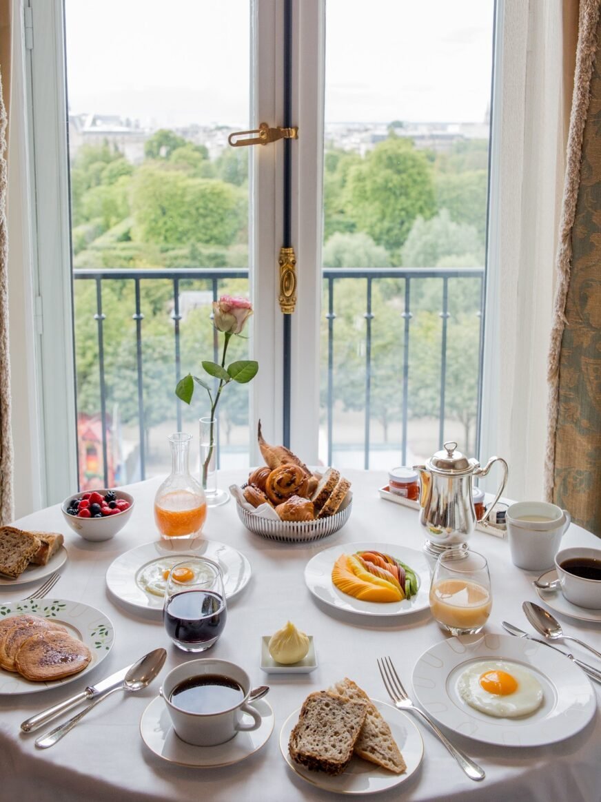 照片d'un petit-déjeuner servi en chamant se sitant au sein de l'hôtel Le Meurice à巴黎donnant vue sur Le Jardin de Tuileries。