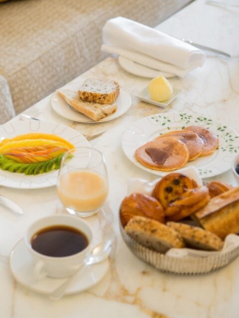 我们在Le Meurice酒店的一个房间里，咖啡桌上摆着一张早餐的照片