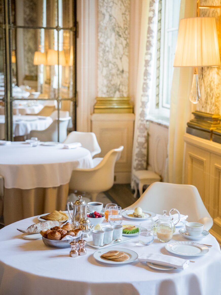 照片d'un petit-déjeuner servi au餐厅le Dalí au sein de l'hôtel le Meurice à巴黎。
