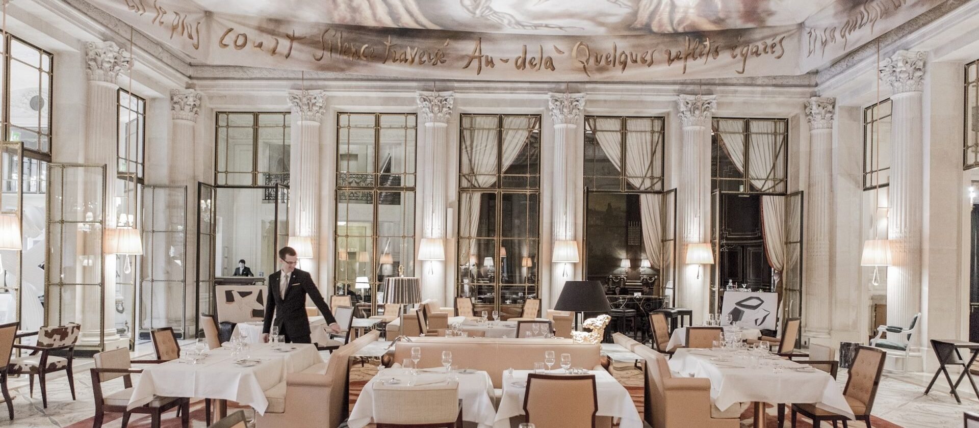 Le Meurice Paris餐厅Le Dalí内的服务员