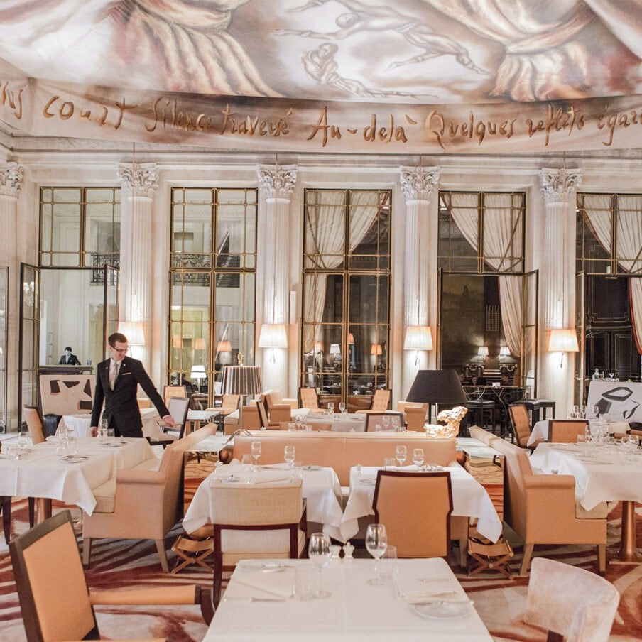 在巴黎莫里斯酒店的达利餐厅内部