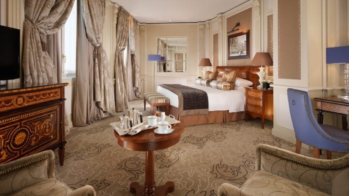 在米兰Principe di Savoia酒店的高级房间内