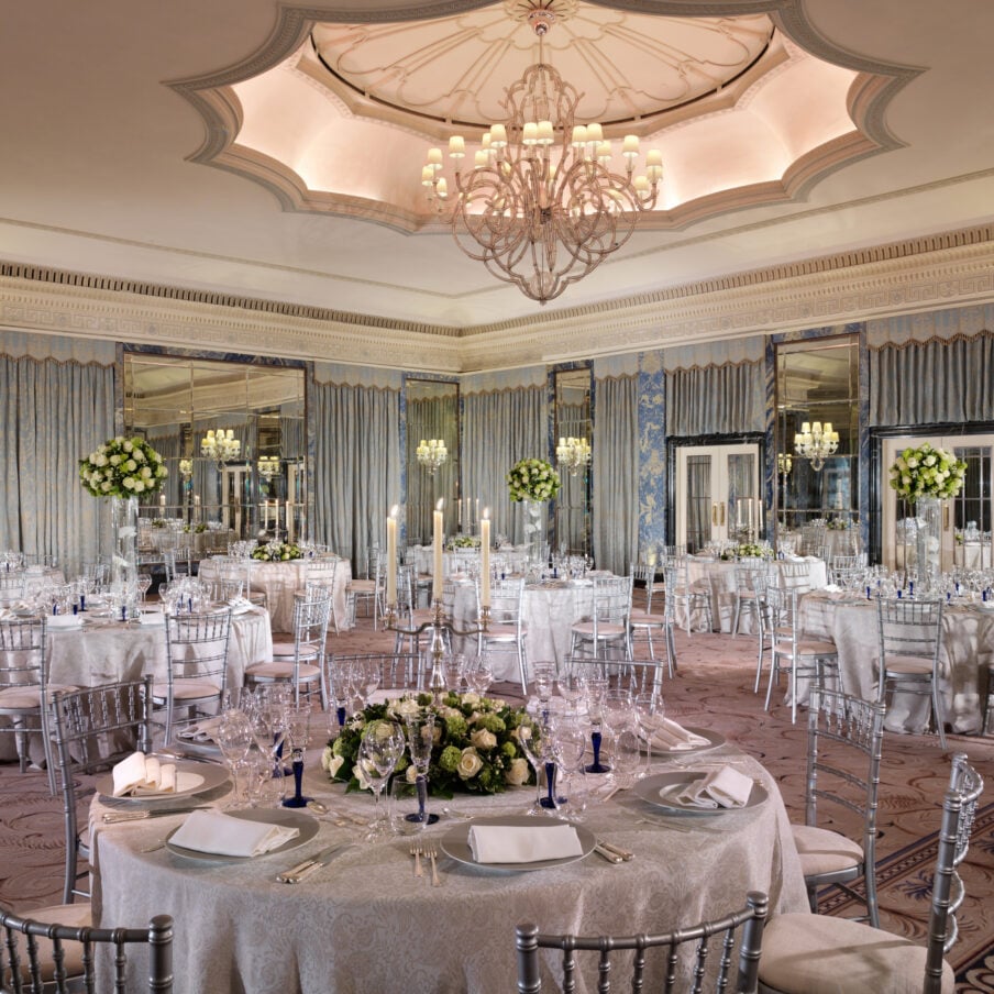 伦敦多尔切斯特酒店的宴会厅用白色的鲜花和银色的椅子布置bob手机网页版官网