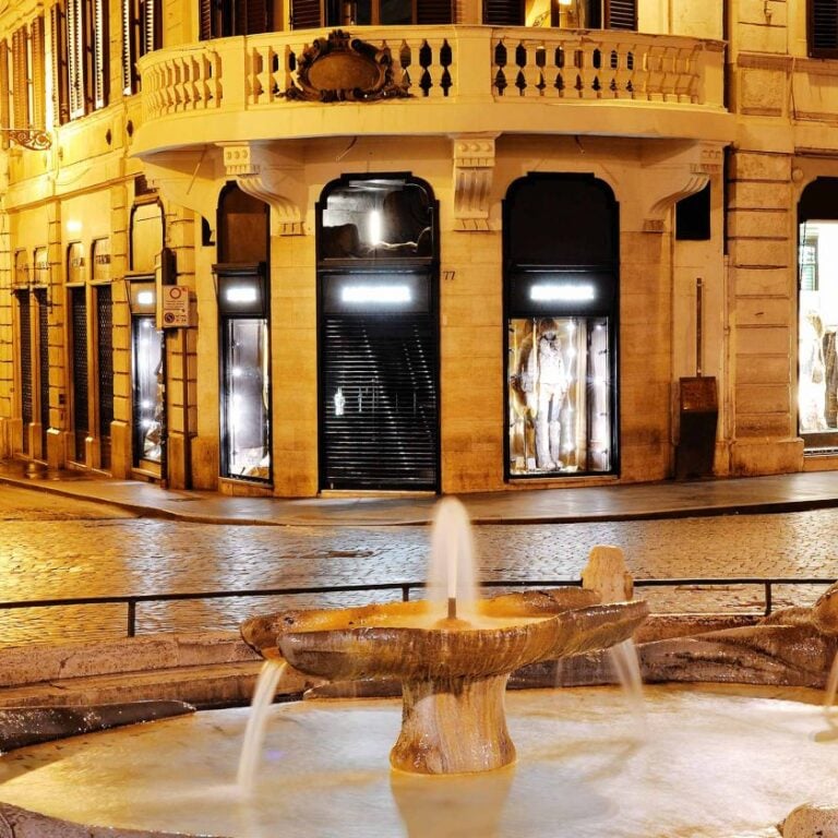 夜晚，罗马孔多蒂大街上的喷泉