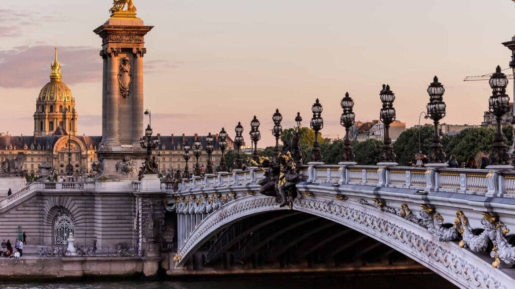 亚历山大三世桥在巴黎的照片