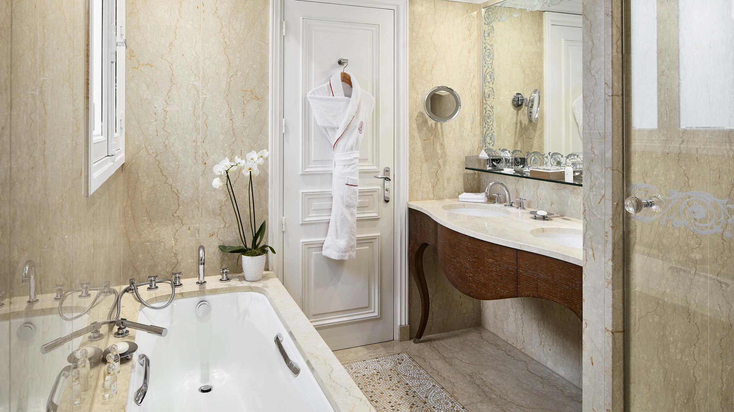高级套房的浴室(大理石浴缸，水槽)采用白色和中性色调