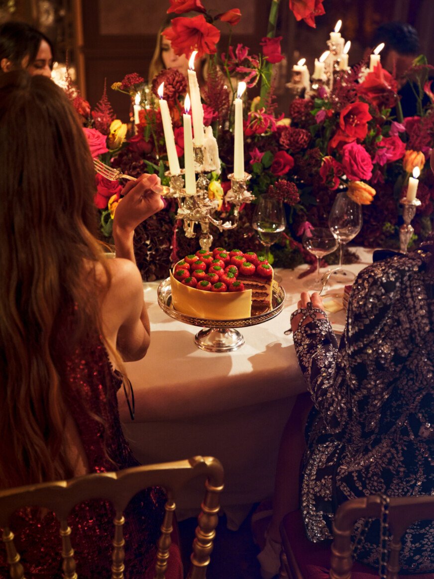 晚餐的细节与草莓蛋糕和两个女孩从后面拍摄在Le Salon高级定制，Hôtel广场Athénée，巴黎-多尔切斯特收藏。bob手机网页版官网