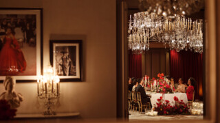 晚餐是在Le Salon高级定制餐厅(Hôtel Plaza Athénée, Paris - Dorchester Collection)拍摄的长桌和红花。bob手机网页版官网