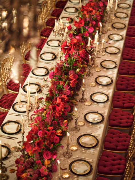 晚餐是在Le Salon高级定制餐厅(Hôtel Plaza Athénée, Paris - Dorchester Collection)拍摄的长桌和红花。bob手机网页版官网