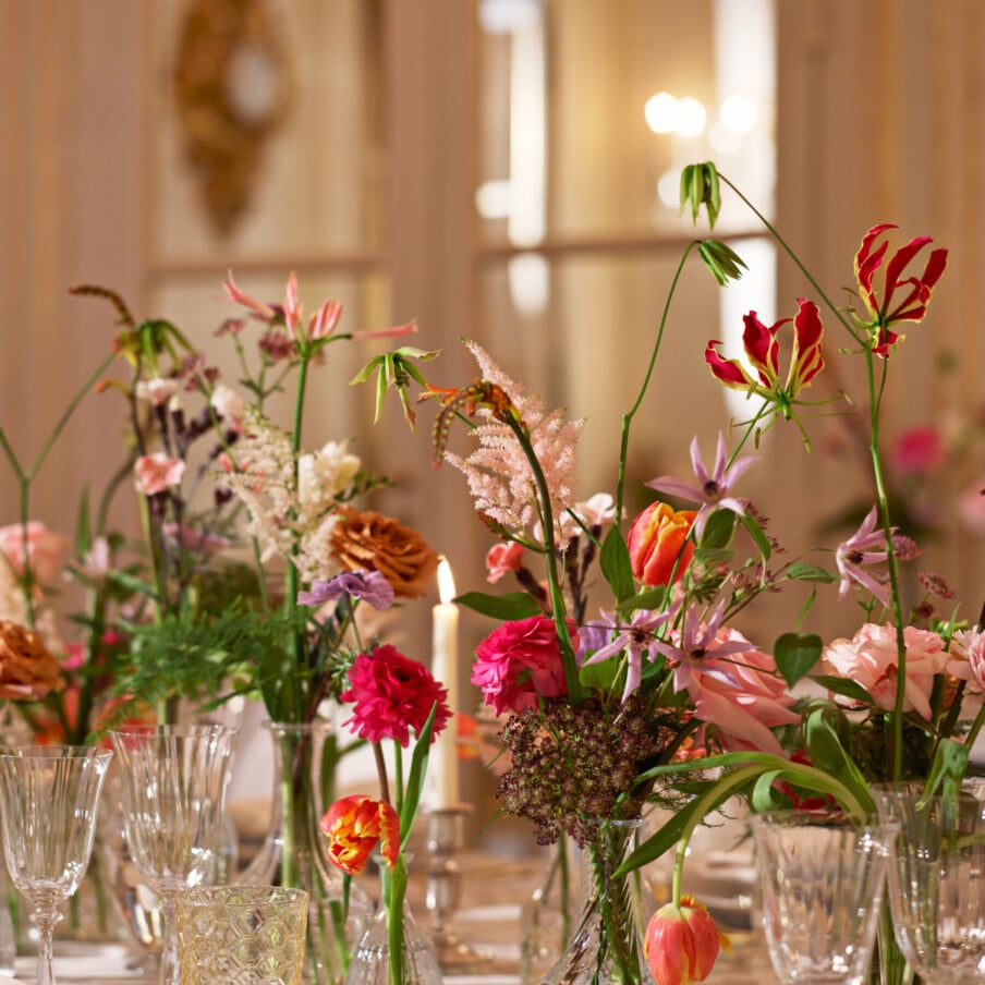 Le Salon Organza拍摄的彩色花朵细节，Hôtel Plaza Athénée, Paris - Dorchester Collection。bob手机网页版官网
