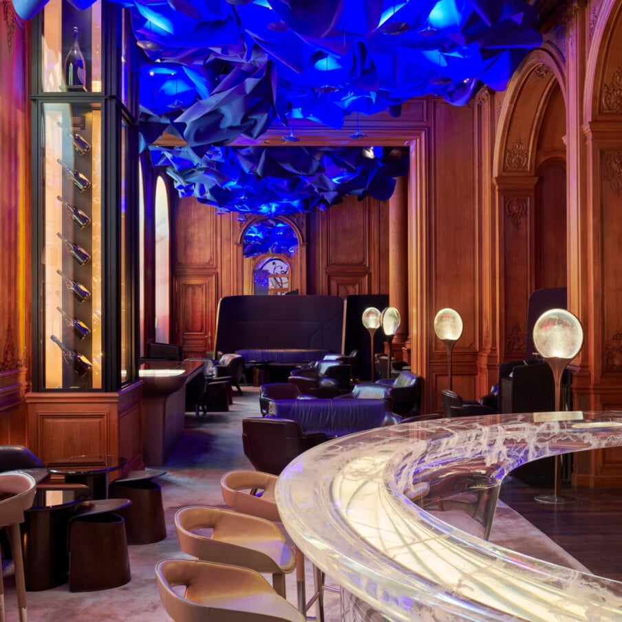 巴黎Hôtel广场的Le Bar图片，木质面板，蓝色天花板和透明吧台