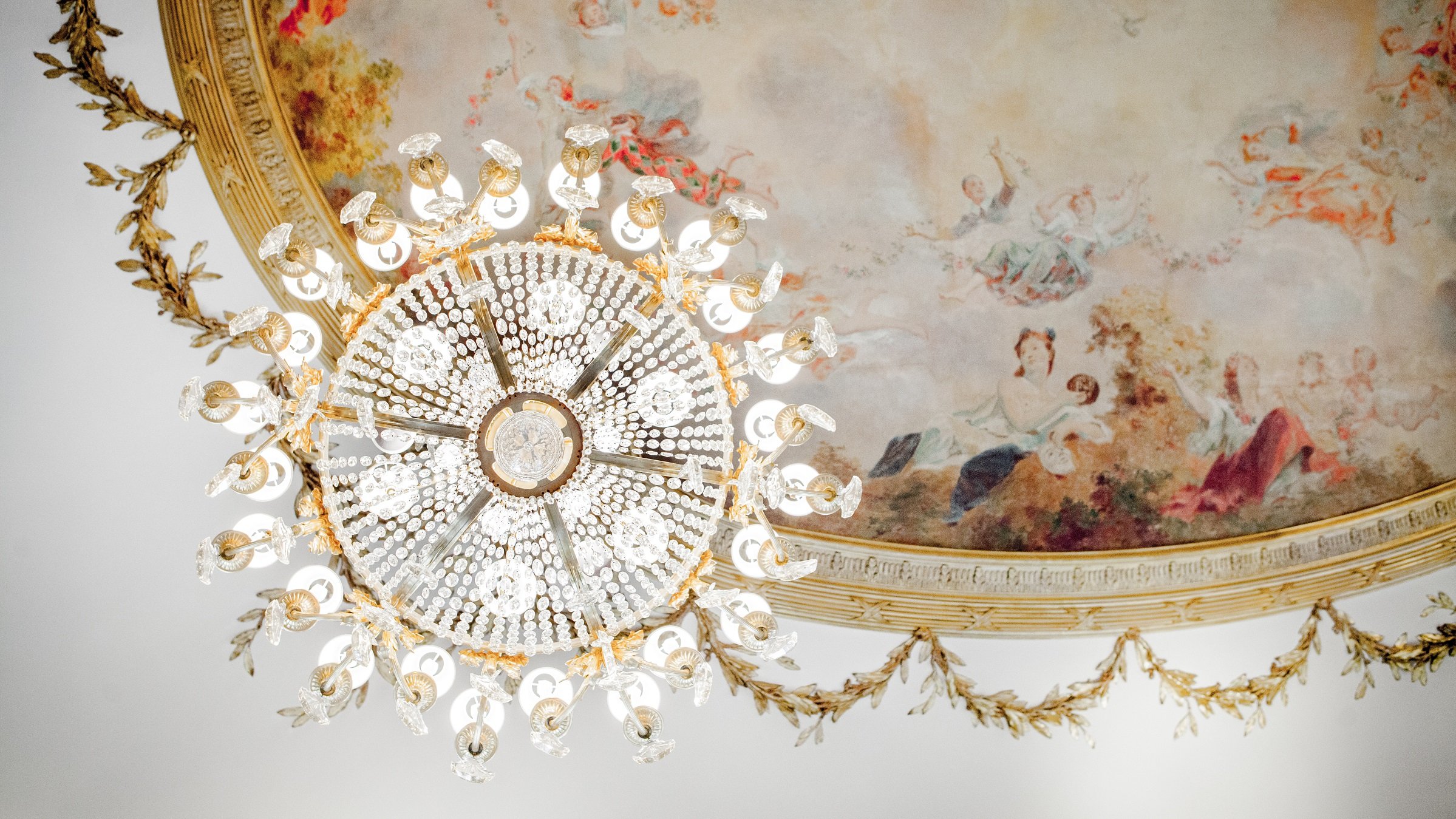 灵感来自凡尔赛宫的壁画天花板，Alain Ducasse餐厅在Le Meurice，巴黎