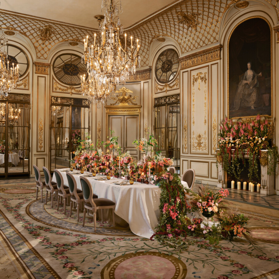 在蓬帕杜沙龙的私人晚餐与长插花和背景壁炉在Le Meurice，巴黎-多尔切斯特集合。bob手机网页版官网