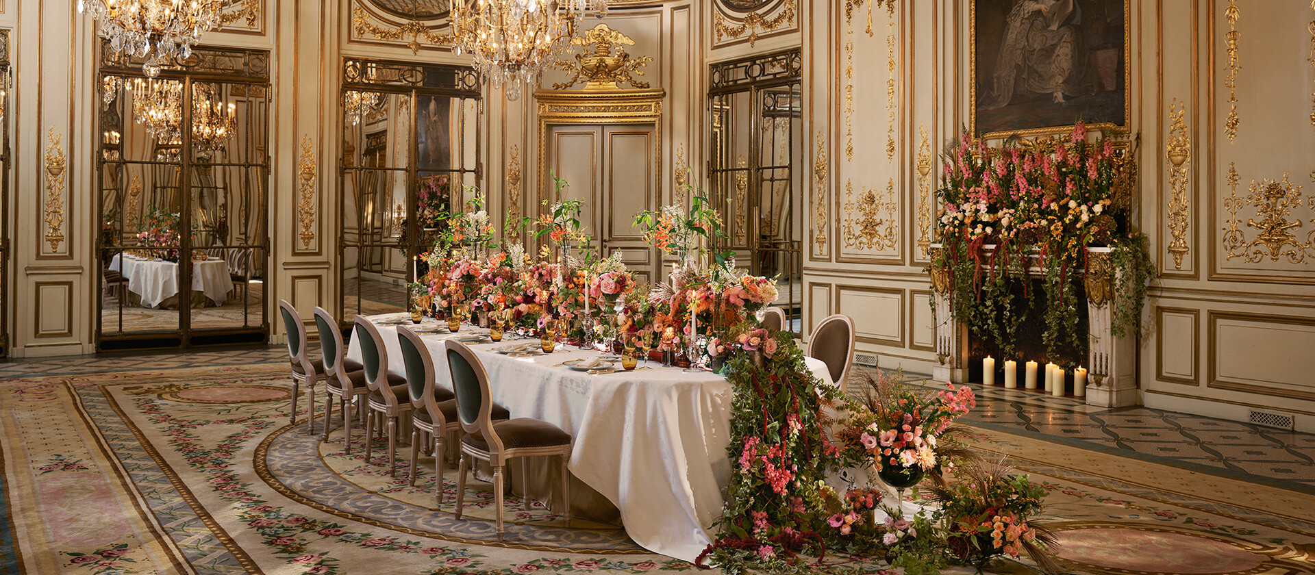 在蓬帕杜沙龙的私人晚餐与长插花和背景壁炉在Le Meurice，巴黎-多尔切斯特集合。bob手机网页版官网