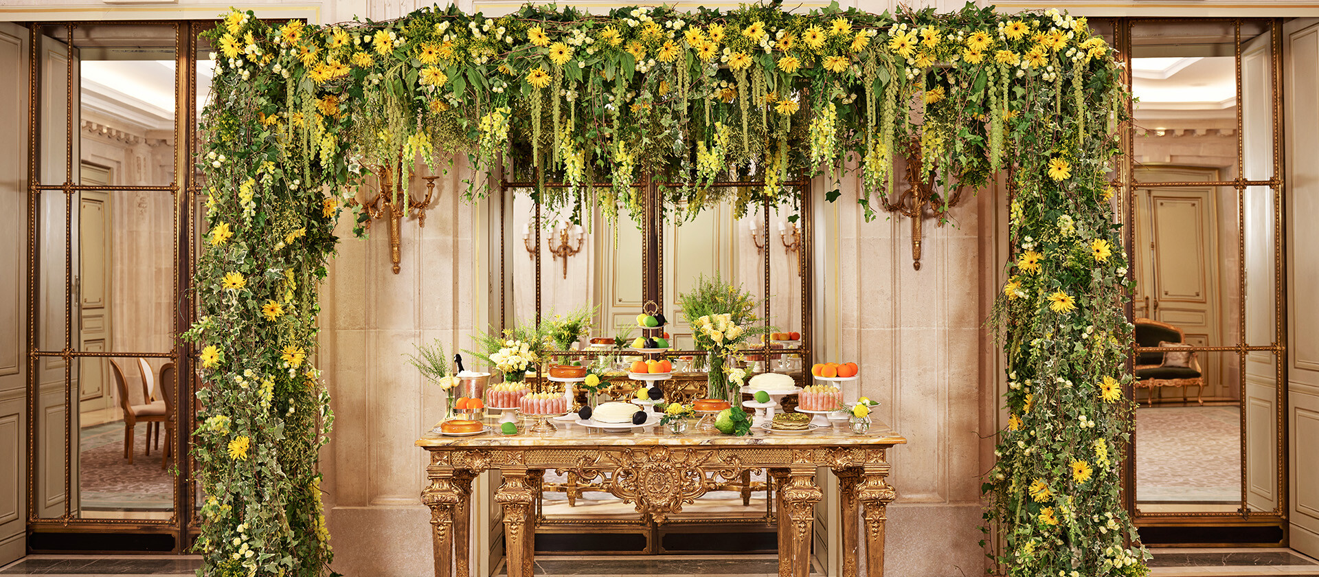 在沙龙杜伊勒里私人晚餐的糕点桌，绿色和黄色的花卉拱门，在勒莫里斯，巴黎-多切斯特收藏bob手机网页版官网
