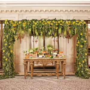 在沙龙杜伊勒里私人晚餐的糕点桌，绿色和黄色的花卉拱门，在勒莫里斯，巴黎-多切斯特收藏bob手机网页版官网