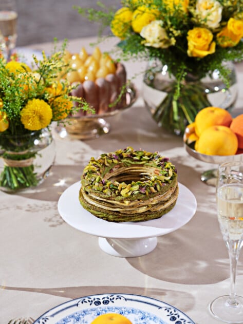 巴黎-多切斯特收藏馆，帕丽斯·布雷斯特在一张私人晚餐的桌子上，上面有绿色和黄色的花朵bob手机网页版官网