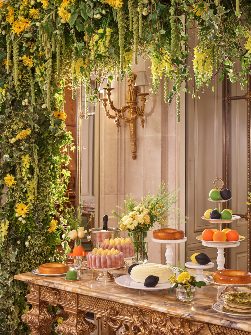 在沙龙杜伊勒里私人晚餐的糕点桌，绿色和黄色的花卉拱门，在勒莫里斯，巴黎-多切斯特收藏。bob手机网页版官网