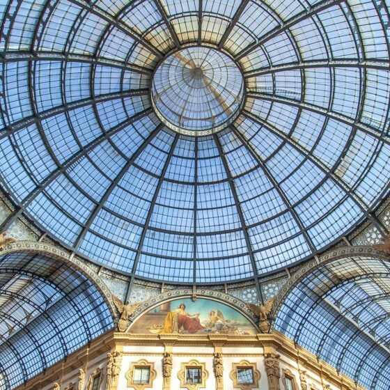 从维克多·伊曼纽尔二世画廊美丽的玻璃穹顶下观看