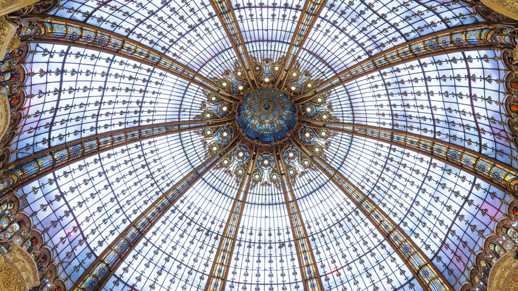 这张图片显示了在巴黎老佛爷的装天花板